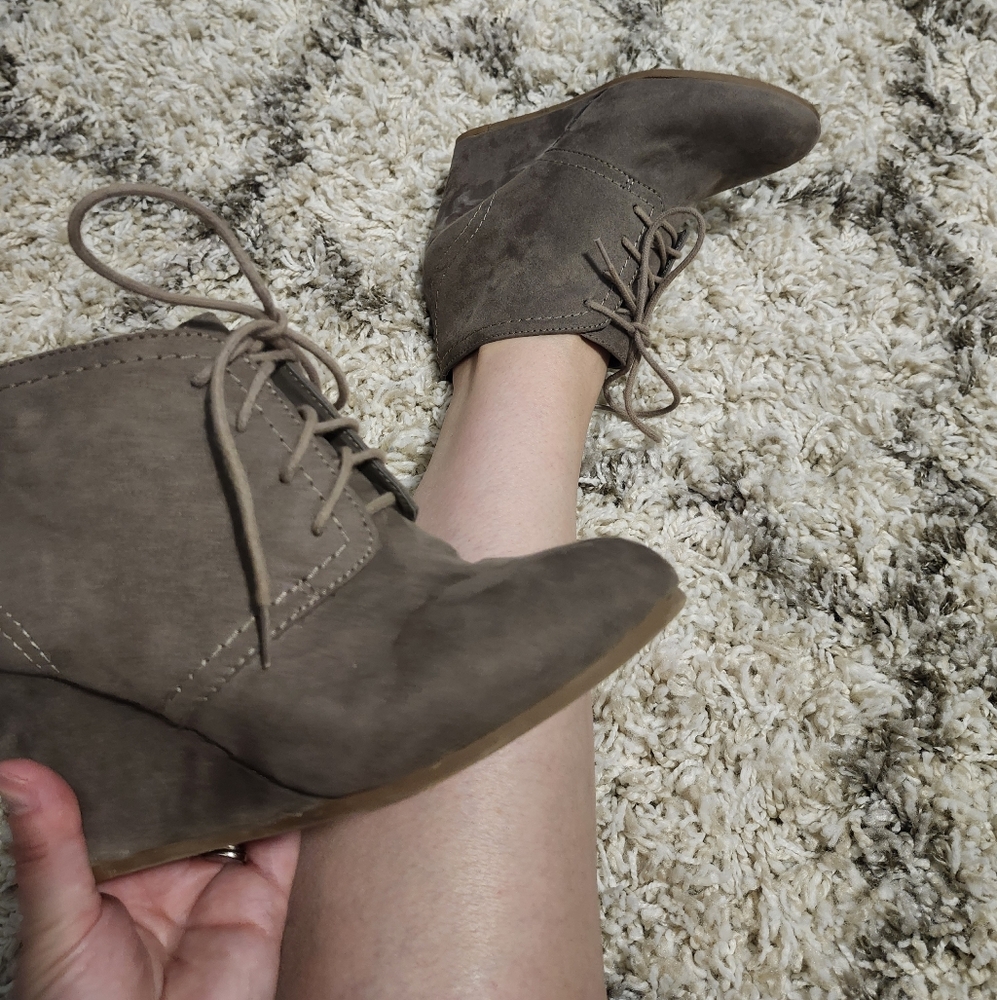 Elegant Lace-Up Ankle Booties in Brown